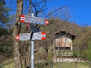 37 All'incrocio dei sentieri prendo a sx il sent. 594 per Pizzo di Spino